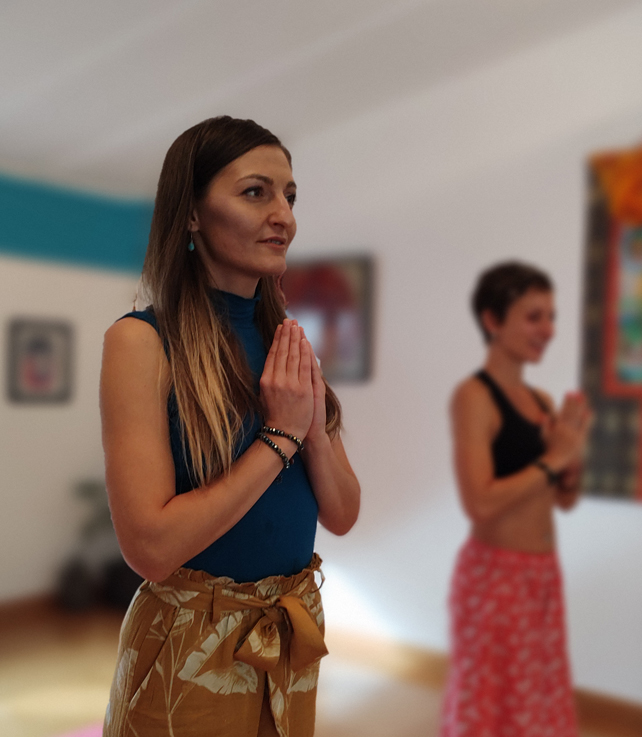 Yoga časovi sa Snežom - Sneža započinje čas yoge u studiju Bliss